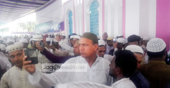 ইমামের মেহরাব ঘিরে সেলফি তোলার হিড়িক