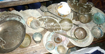 পুকুরে কুড়িয়ে পাওয়া পুরাতন তৈজসপত্র নিয়ে ফরিদগঞ্জে তোলপাড়