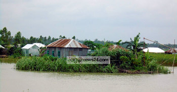 যমুনার পানিতে বন্দী লক্ষাধিক মানুষ