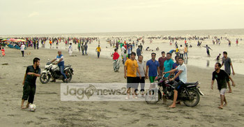 পর্যটকদের পদচারণায় মুখরিত কুয়াকাটা