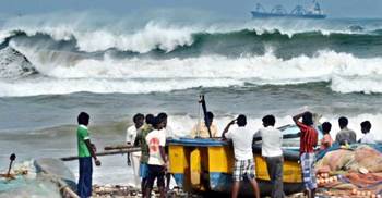 জীবন বাঁচাতে আশ্রয়কেন্দ্রে যান