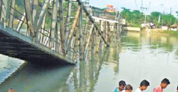 সেতু ভেঙে দীঘিনালা-লংগদু সড়ক যোগাযোগ বিচ্ছিন্ন