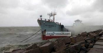 চট্টগ্রামে ২টি লাইটারেজ জাহাজডুবি