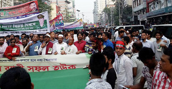 নয়াপল্টন এলাকায় ২ ঘণ্টা ধরে যান চলাচল বন্ধ