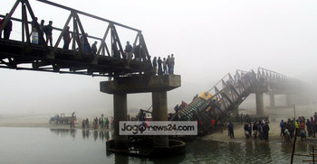 ৭শ বস্তা সার নিয়ে ব্রিজ ভেঙে নদীতে ট্রাক