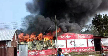 কুমিল্লায় তুলার কারখানায় আগুন