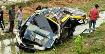 বাসের ধাক্কায় দুমড়েমুচড়ে গেল মাইক্রোবাস