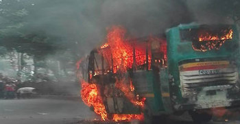 শাহবাগে বাসে আগুন : চালক দগ্ধ