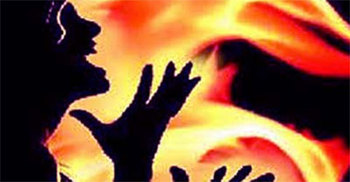 শরীরে কেরোসিন ঢেলে আত্মহত্যা, স্বামী দুষছেন গ্রামীণ ব্যাংককে