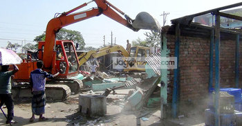 জামালপুরে রেলওয়ের জমিতে অবৈধ স্থাপনা উচ্ছেদ