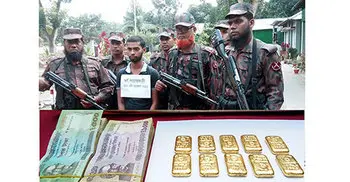 বেনাপোলে ১০টি স্বর্ণের বারসহ পাচারকারী আটক