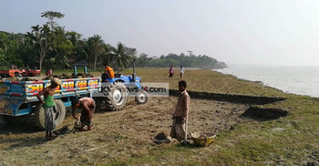 নদী তীরের মাটি যাচ্ছে ইট ভাটায়