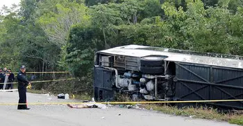 12 dead in bus crash on excursion to Mexican ruins