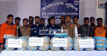 নওগাঁয় গাঁজাভর্তি মাইক্রোবাসসহ গ্রেফতার ২