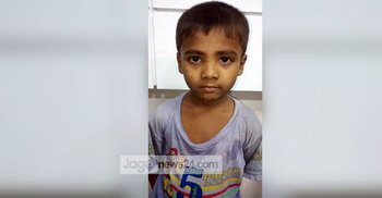 আম্মু-আম্মু বলে কাঁদছে শিশুটি!