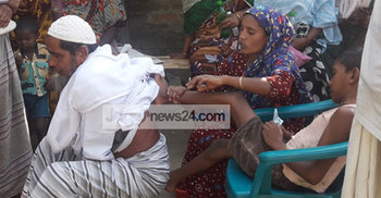 লাথি খেতে ভিড় জমে যেখানে