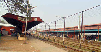 দিনাজপুরে রেলপথে দুর্ঘটনা, ট্রেন চলাচল বন্ধ