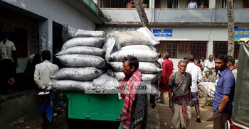 বাড়ি নেয়ার আগেই গলে যাচ্ছে প্রণোদনার সার