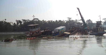 ফেরি ডুবে পিরোজপুরের ১৮ রুটে নৌ-চলাচল বন্ধ