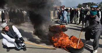 Islamabad protest: 6 killed, 200 injured, army called in