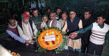 ফুলে ফুলে ভরে গেছে রাজশাহীর শহীদ মিনার