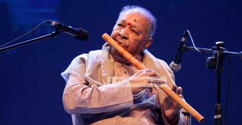 চৌরাসিয়ার বাঁশিতে হৃদয় ভেঙে খান খান