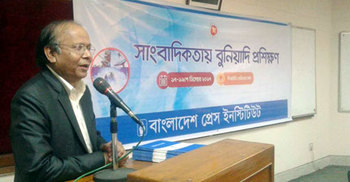 বুঝেশুনে সাংবাদিকতায় আসতে হবে