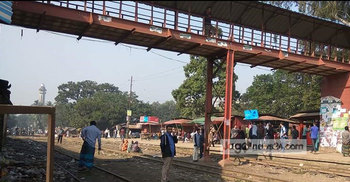 হোস পাইপ কাটায় চবির শাটল ট্রেন বন্ধ