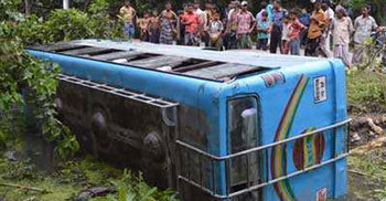 সিরাজদিখানে যাত্রীবাহী বাস খাদে পড়ে নিহত ৩