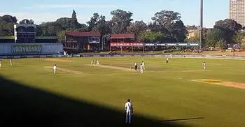 Play resumes after rain