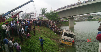 Bus hits roadside ditch from Kuril flyover
