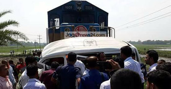 কুমিল্লায় মাইক্রোবাসে ট্রেনের ধাক্কায় নিহত ১