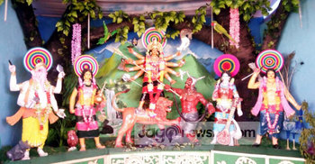 ঐতিহ্যবাহী সাজে আসছেন দেবী দুর্গা