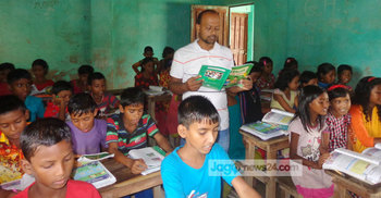 বিনা বেতনে পড়ান তিনি