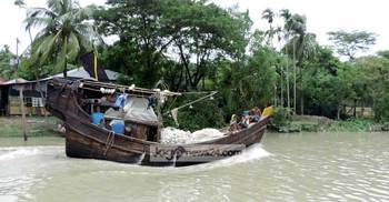 বাংলাদেশের জলসীমায় ইলিশ শিকারে ভারতীয় জেলেরা