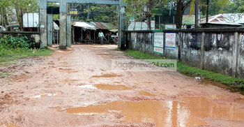 হাসপাতালের রাস্তাই যখন মুমূর্ষু