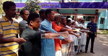 অবশেষে পুলিশের অনুরোধে ফিরল ওরা