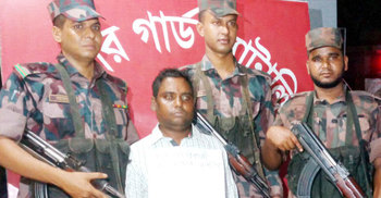 বেনাপোল সীমান্তে ৬৫ লাখ টাকাসহ হুন্ডি ব্যবসায়ী আটক