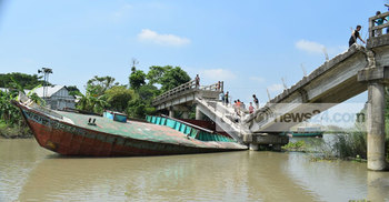 বাল্কহেডের ধাক্কায় ব্রিজ ভেঙে যোগাযোগ বিচ্ছিন্ন হাজারো মানুষ