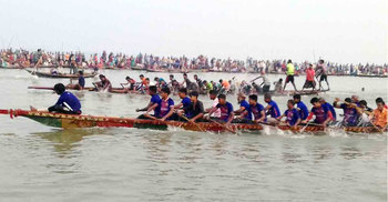 নওগাঁয় বিলে ঐতিহ্যবাহী নৌকাবাইচ