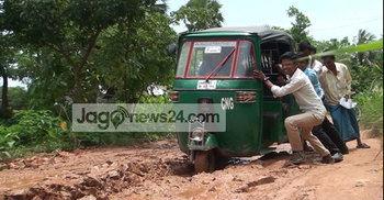 খানা খন্দকে সেনবাগে সড়কের বেহাল অবস্থা