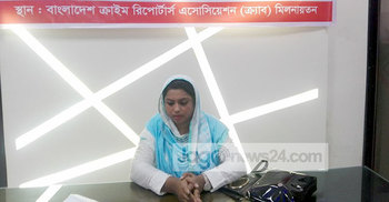 স্বামী-শ্বশুরের বিচার চেয়ে গৃহবধূর সংবাদ সম্মেলন