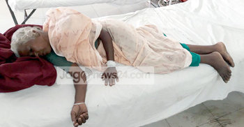 ৩ শতক জমির জন্য মাকে পিটিয়ে হাসপাতালে পাঠাল ছেলে