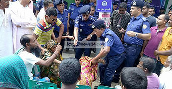 বিচার চেয়ে ডিআইজির পা ধরে কাঁদলেন মা