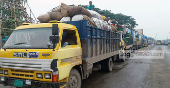 দৌলতদিয়ায় পারের অপেক্ষায় সাড়ে ৩শ ট্রাক