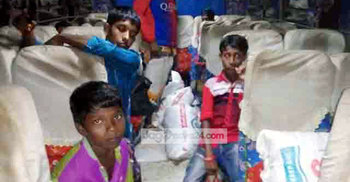 স্কুল ছেড়ে ইটভাটায় সাতক্ষীরার শিশুরা