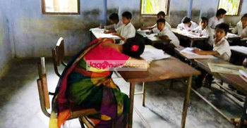 শ্রেণিকক্ষে শিক্ষিকার ঘুমের ছবি নিয়ে তোলপাড়