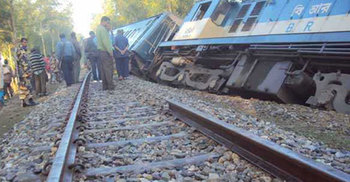 চলন্ত ট্রেনের ৪টি বগি বিচ্ছিন্ন