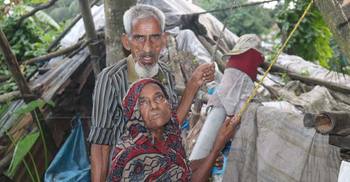 জীর্ণ ঘরেই অঙ্গার হলেন ময়নার মা