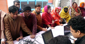 ঢাকা-১৩ : ইভিএমে ১৩৪ কেন্দ্রে ভোটগ্রহণ চলছে